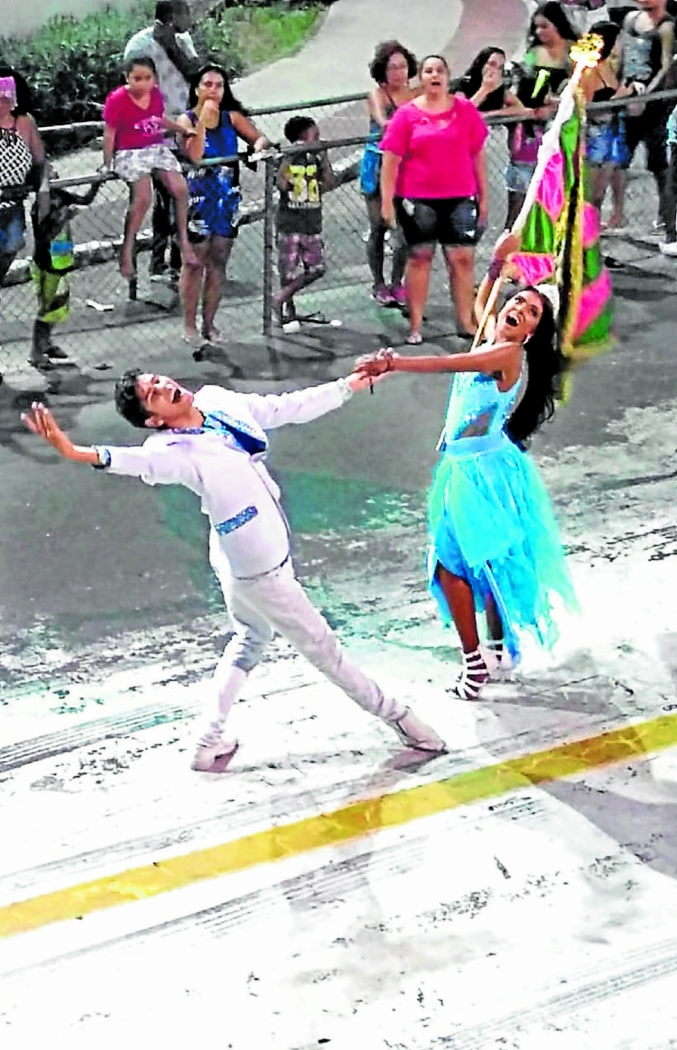 O primeiro casal de mestre-sala e porta-bandeira da Imperatriz do Forte é formado por dois jovens: Daniel Fraga, de 18 anos, e Kamilly Silva, de 19. Crédito: Thayna Sobreiro