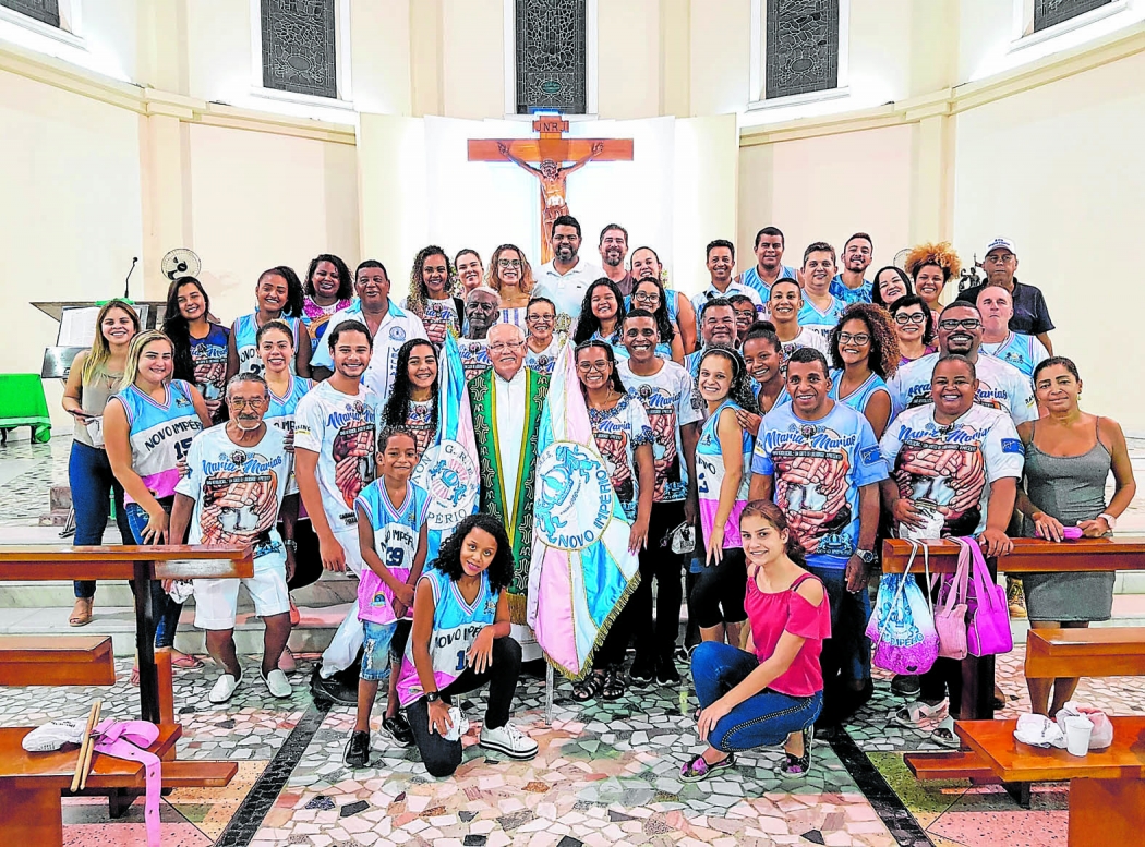 A comunidade da Novo Império viveu um momento de muita emoção na terça-feira. Pelo segundo ano, o padre Roberto Camilatto, reitor do Santuário-Basílica de Santo Antônio, em Vitória, conduziu a Santa Missa da Família Imperiana. Crédito: Divulgação