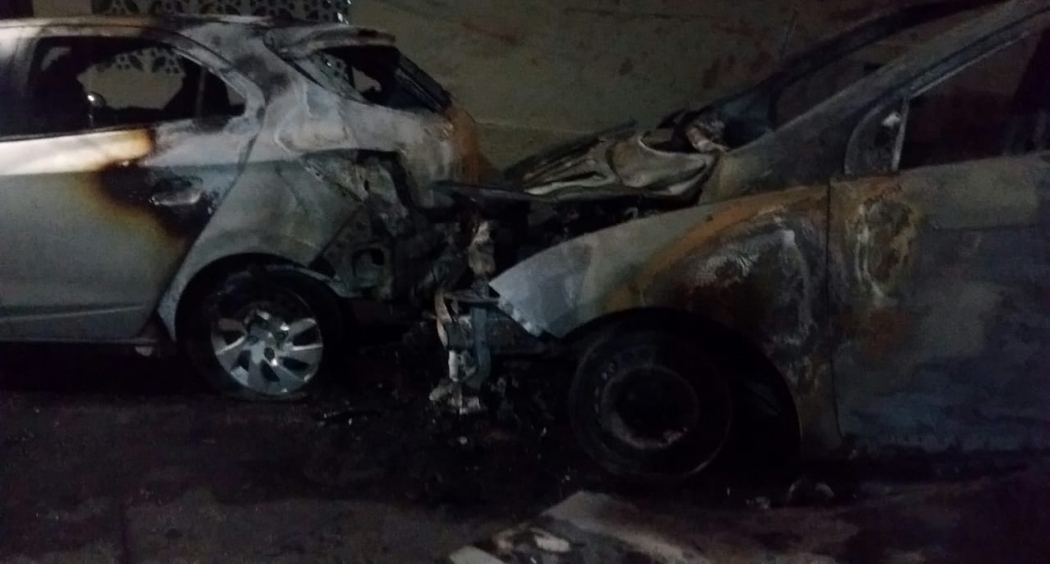 Um outro carro, modelo Onix, que pertence a um servidor público, também foi atingido pelas chamas. . Crédito: Isaac Ribeiro