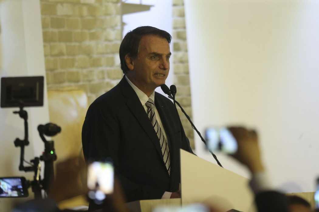 O presidente Jair Bolsonaro participa da solenidade de posse do deputado Alceu Moreira no cargo de presidente da Frente Parlamentar da Agropecuária, no Clube Naval de Brasília. Crédito: Valter Campanato/Agência Brasil