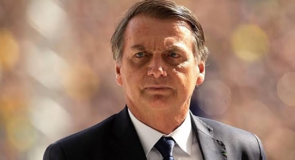 Um dos decretos vai condicionar a realizaÃ§Ã£o de concursos Ã  adoÃ§Ã£o de aÃ§Ãµes que promovam eficiÃªncia administrativa. 