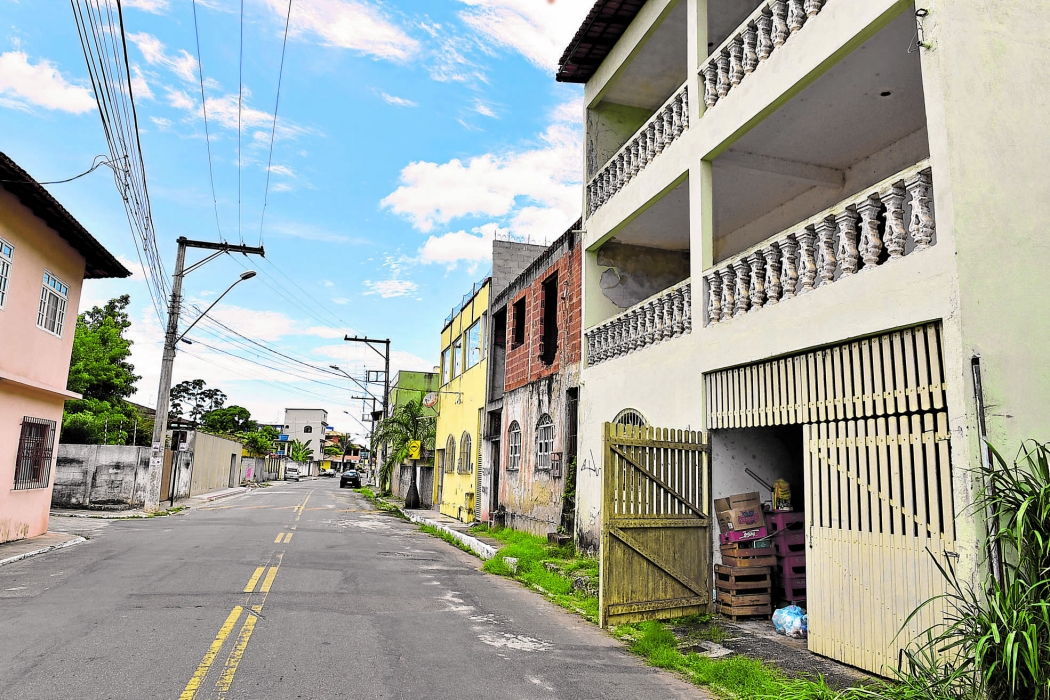 Prédio interditado (branco) fica perto de outras casas. Crédito: Marcelo Prest