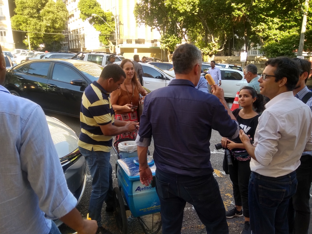 Deputado Evair de Melo chupa um picolé para se refrescar do calor. Crédito: Beatriz Seixas