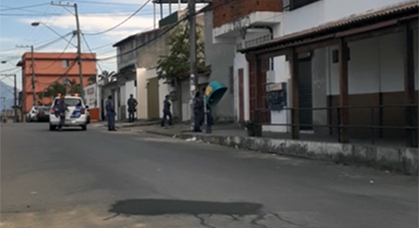 Policiais cercaram a casa e conseguiram salvar a família. Crédito: Reprodução/Internauta