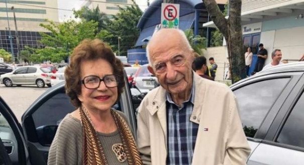 O médico Luiz Buaiz, ao lado da mulher, Maria da Penha, de 82