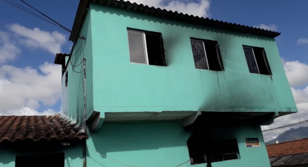 FamÃ­lia tem casa incendiada em Novo Horizonte, na Serra 