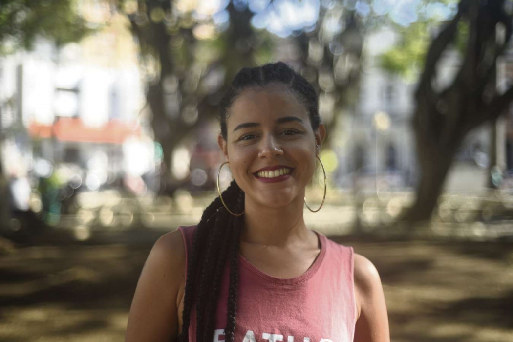 Karoline Littig toca tamborim no grupo BatuqDellas. Crédito: Vitor Jubini