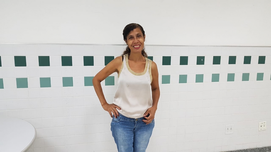 Vera Lúcia trabalha hoje vendendo cuscuz. Crédito: Patrícia Scalzer
