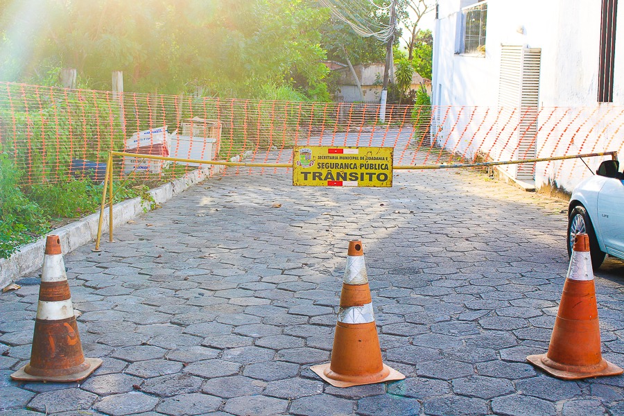 Avenida próxima a barragem do Rio Pequeno em Linhares é totalmente interditada. Crédito: Felipe Reis / Prefeitura de Linhares