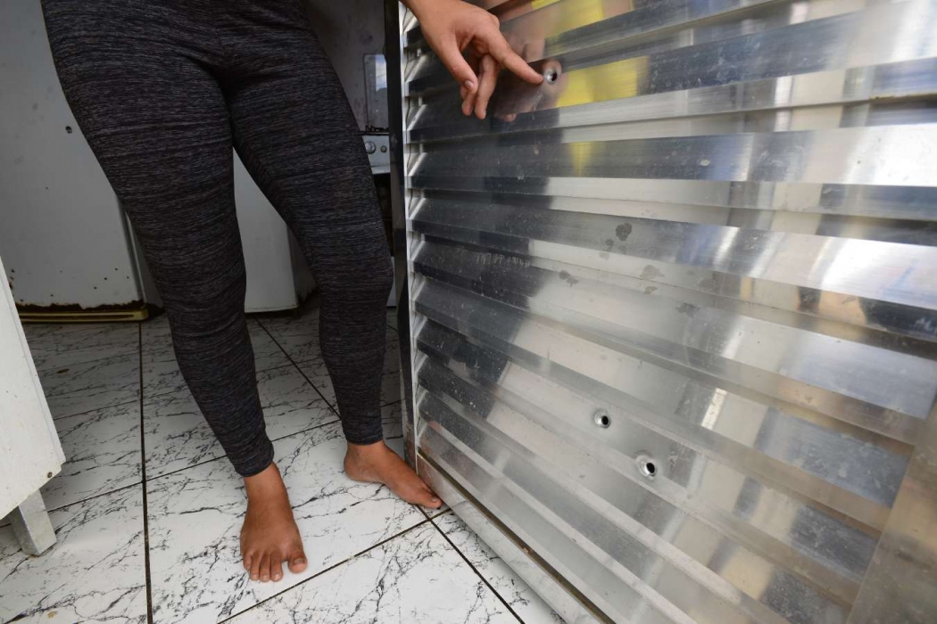 Marcas de tiros dados na residência de Cleusa. Crédito: Bernardo Coutinho | Arquivo | GZ