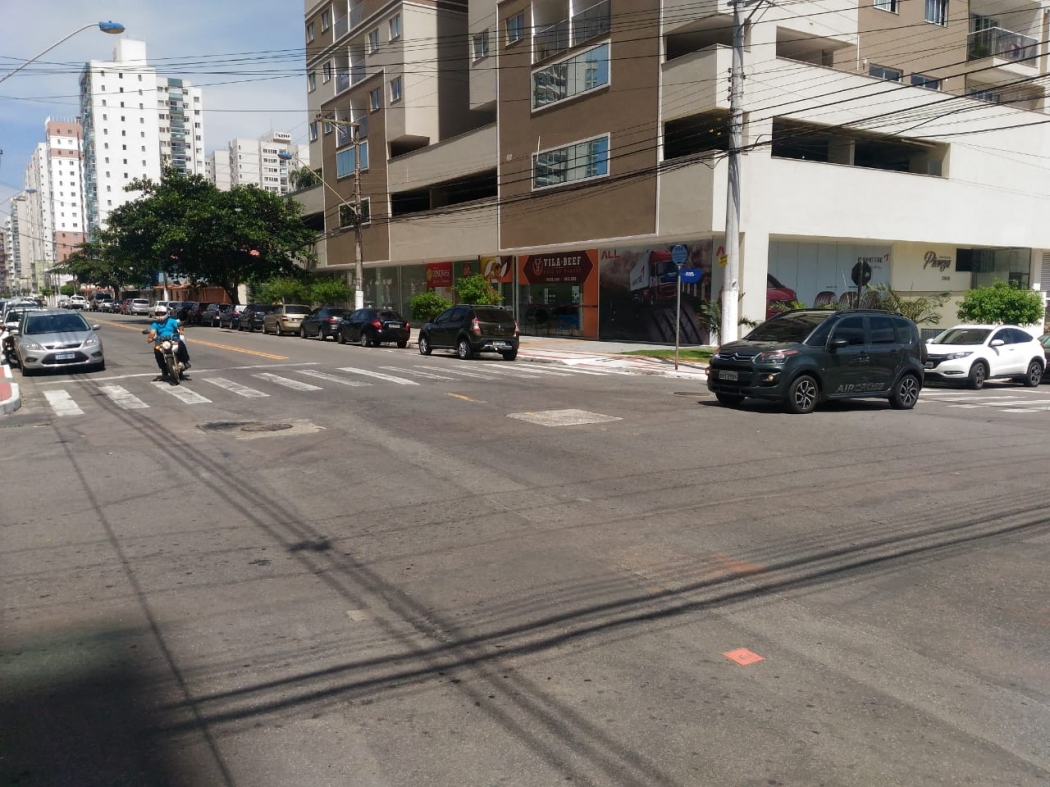 Motoristas reclamam de acidentes no cruzamento da avenida Saturnino Rangel Mauro com a rua Itacibá. . Crédito: Eduardo Dias