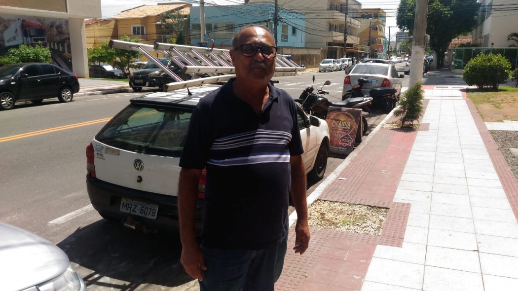O comerciante José Brilhante tem uma loja na esquina do cruzamento há dois anos e diz que perdeu as contas de quantos acidentes já testemunhou por ali. . Crédito: Eduardo Dias