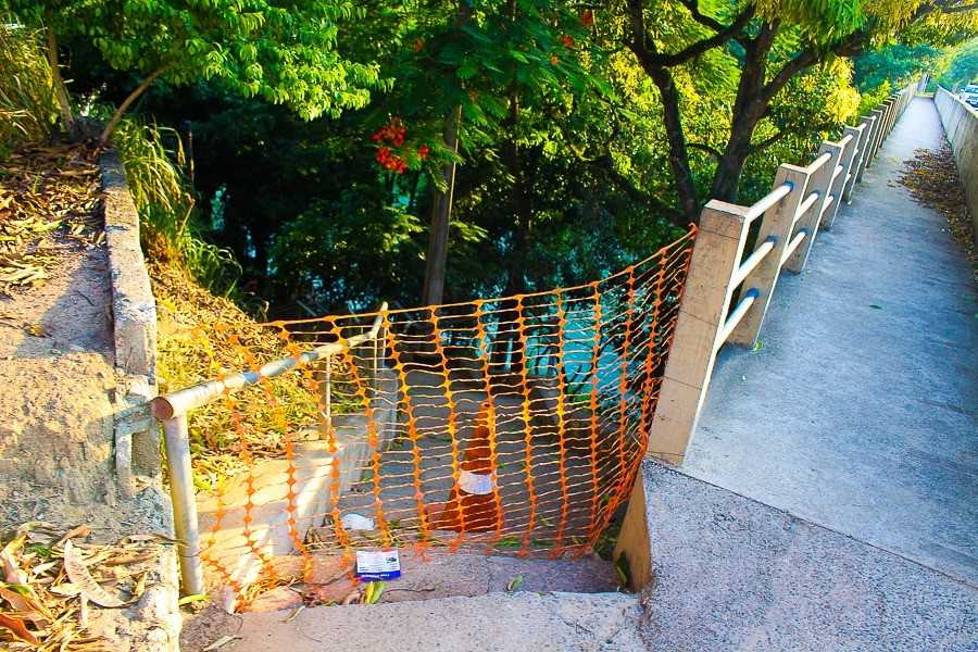 Escadaria que dá acesso às casas da Avenida Beira-Rio também foi interditada pela Defesa Civil. Crédito: Divulgação
