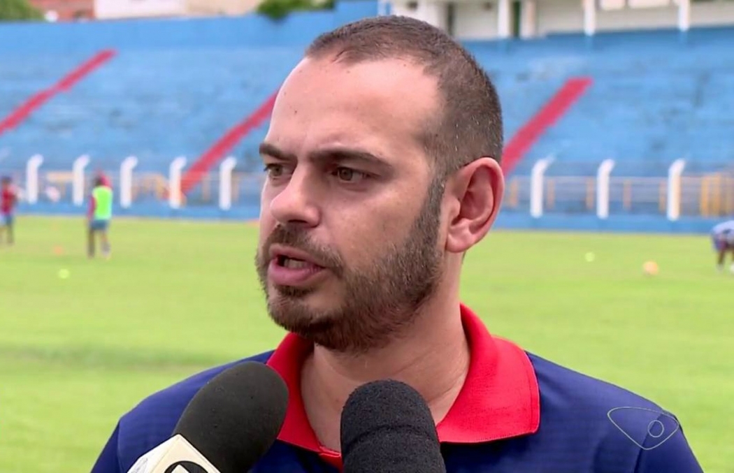 Quique Silvestre é técnico do Sport Colatinense. Crédito: Reprodução/TV Gazeta Noroeste