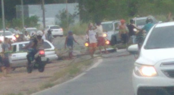 Protesto interdita trecho da BR 101, na Serra. Crédito: Internauta | Gazeta Online