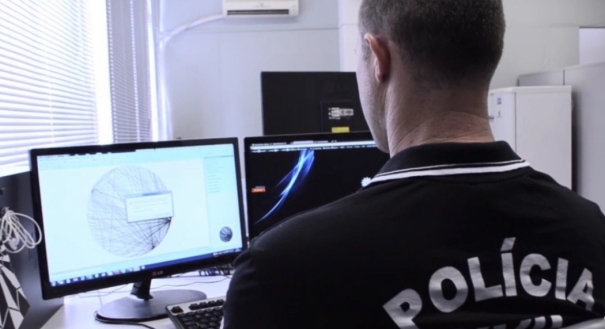 Policial civil durante investigação