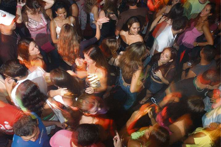 Baile funk na sede do Rio Branco na Ilha de Santa Maria