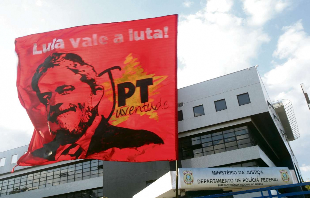 Bandeira do PT com a imagem do ex-presidente Lula é vista na Superintendência da Polícia Federal, em Curitiba