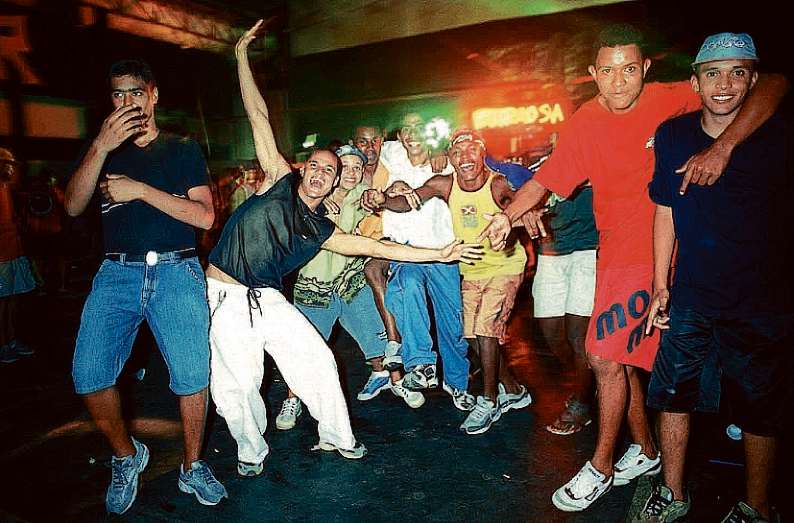 Baile funk na sede do Rio Branco na Ilha de Santa Maria