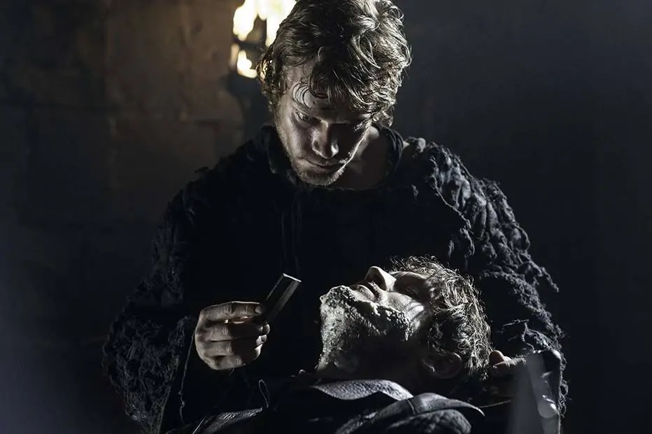 Game of Thrones: Theon Greyjoy segue sob o jugo implacável de Ramsay Bolton. Crédito: HBO