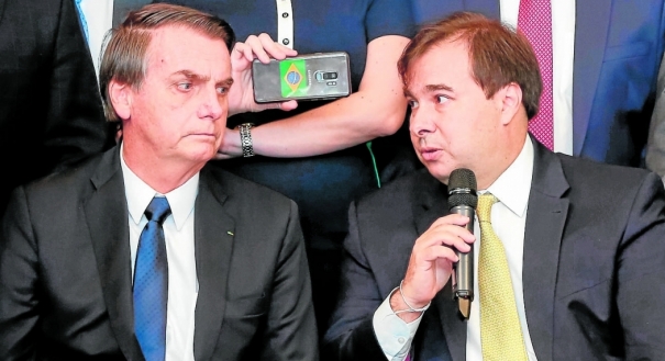 Jair Bolsonaro durante a entrega do texto da reforma da Previdência a Rodrigo Maia, em fevereiro
