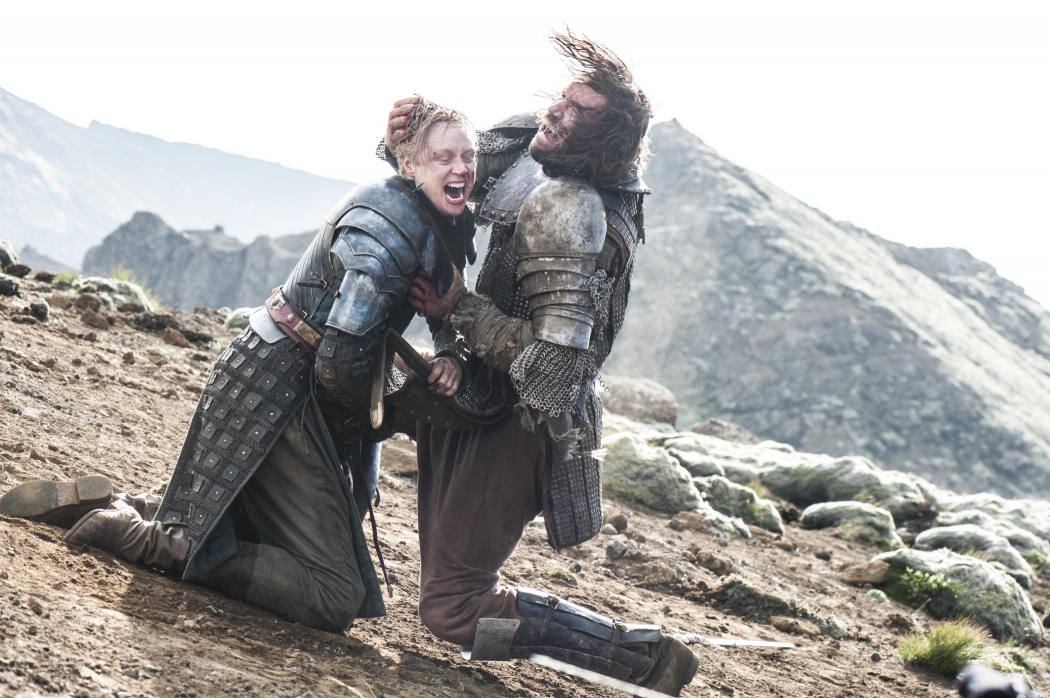 Game of Thrones: Brienne e o Cão fazem um duelo que o deixa à beira da morte. Crédito: HBO