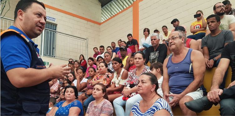 Moradores de Barão de Cocais recebem orientações da Defesa Civil . Crédito: Prefeitura Municipal de Barão de Cocais/Divulgação
