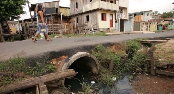 Rua a céu aberto mostra o desafio do saneamento básico no país