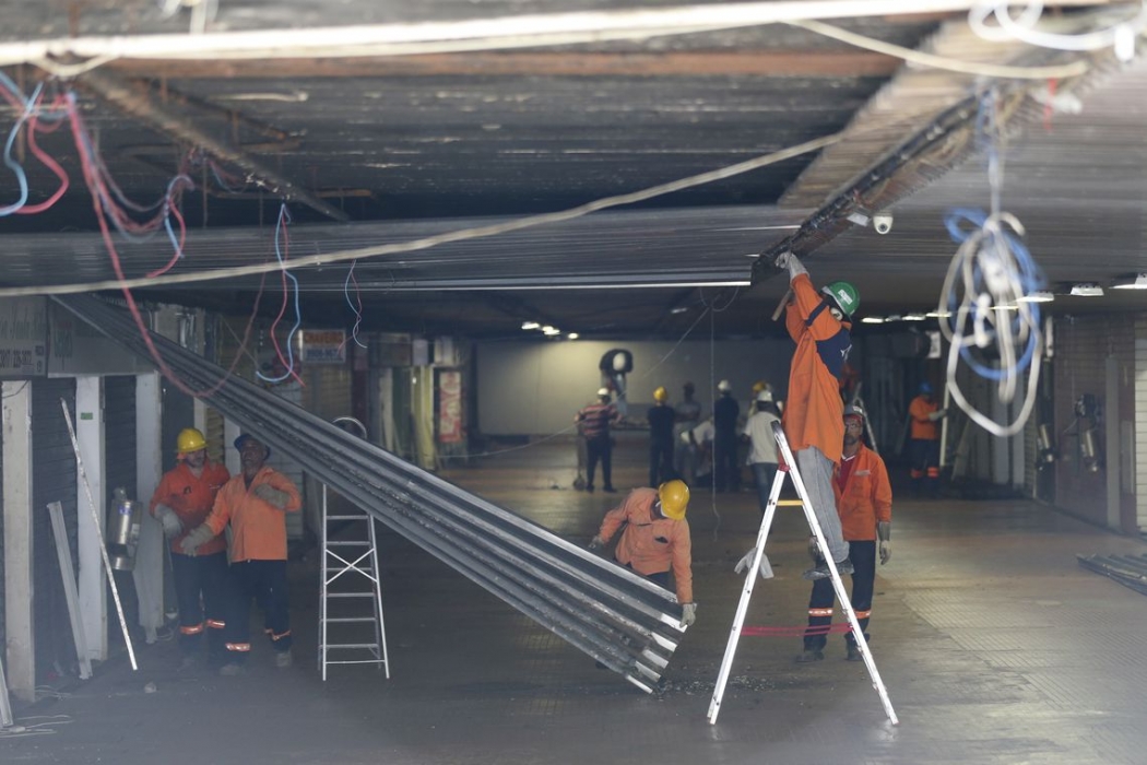 Funcionários retiram forro de zinco do teto do viaduto sob a Galeria dos Estados para testes na infra estrutura, a galeria fica ao lado do viaduto que caiu no Eixão Sul . Crédito: Fabio Rodrigues Pozzebom/Agência Brasil