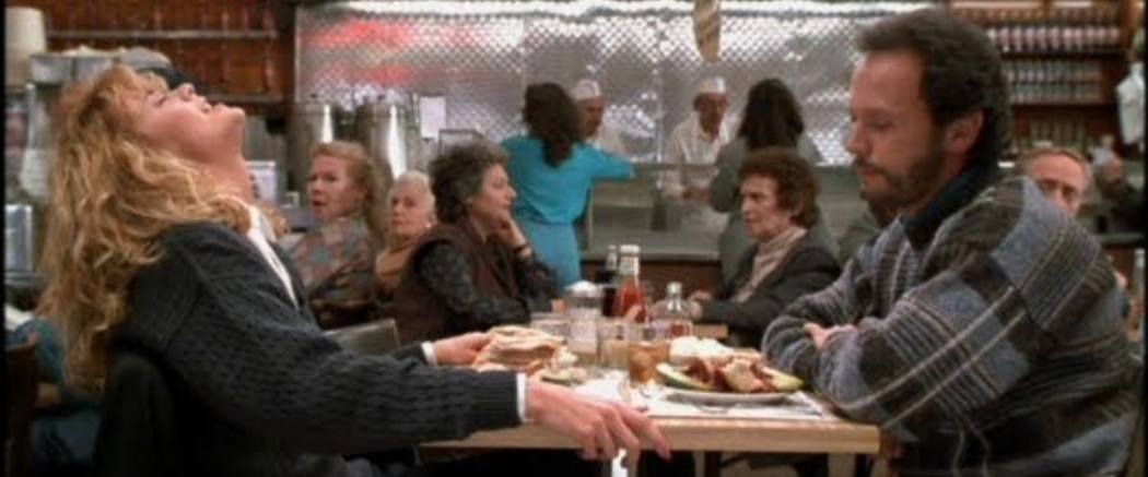 Cena do filme "Harry e Sally - Feitos Um Para o Outro", no qual a personagem de Meg Ryan simula um orgasmo em uma lanchonete de Nova York. Crédito: Divulgação
