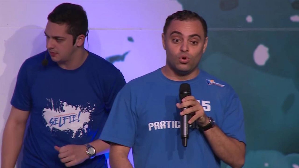 Wesley Goggi (ao microfone) chegou a ser candidato a vice-prefeito de Vitória pelo PSDB, em 2016. Crédito: Divulgação