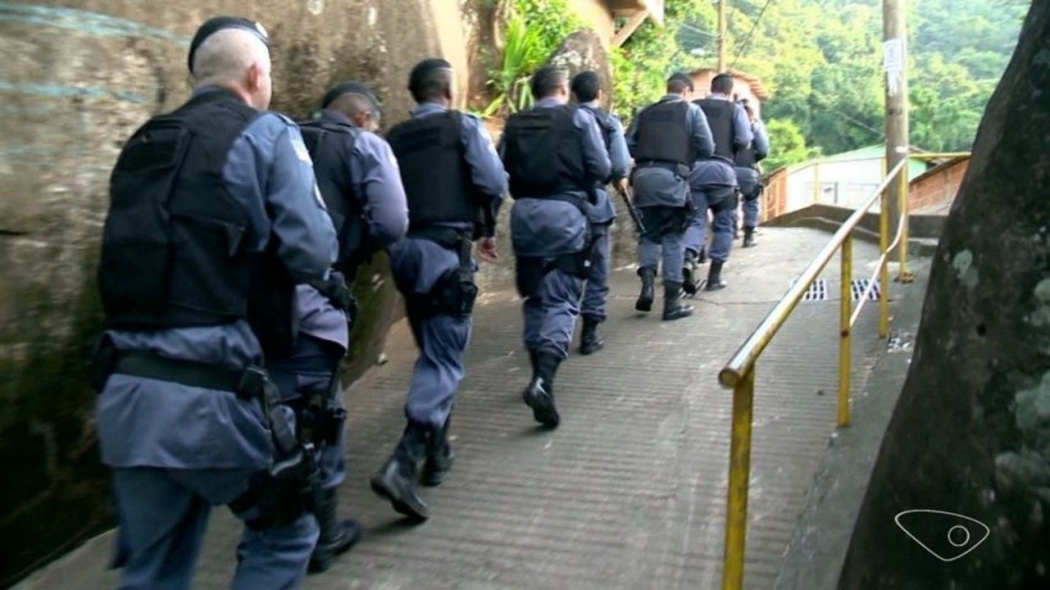 Policiais militares sobem o Morro da Piedade, onde o tráfico aterroriza os moradores. Crédito: G1