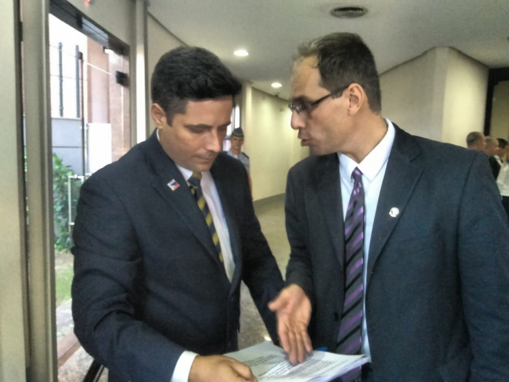 Presidente do Sindepes, delegado Rodolfo Laterza (à direita) aborda o deputado estadual Carlos Von (Avante) na entrada do plenário para convencê-lo a apoiar as reivindicações da categoria. Crédito: Vitor Vogas