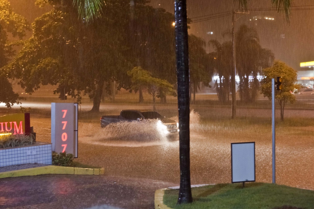 Chuva provoca alagamento no Rio de Janeiro na noite desta segunda-feira (8).