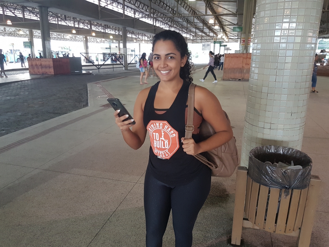 A estudante Gleiciane Velloso afirma que a implantação da nova ferramenta é benéfica aos usuários. Mas, faz uma ressalva a segurança, que segundo ela, ainda é precária nos coletivos. Crédito: José Carlos Schaeffer