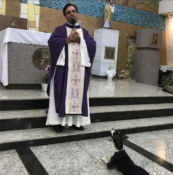 Cão 'Zezinho' acompanha a celebração do padre Ivanaldo e se coloca sobre as patas traseiras na hora da comunhão . Crédito: Leonardo Concon / Divulgação