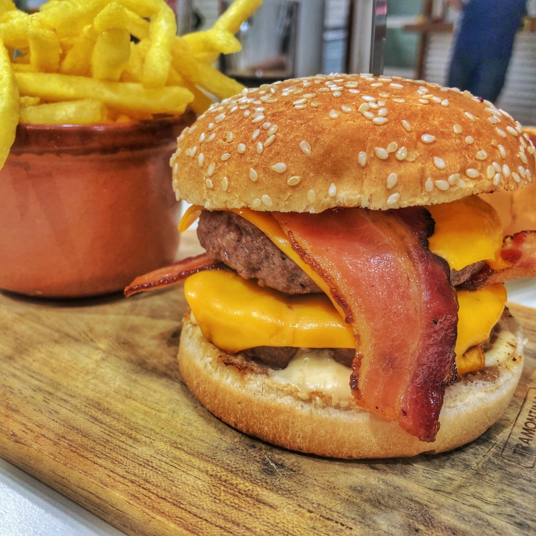 Oxford, hambúrguer da M Burger ENTITY_amp_ENTITYPizza. Crédito: Aline Dias (@alineapproves)