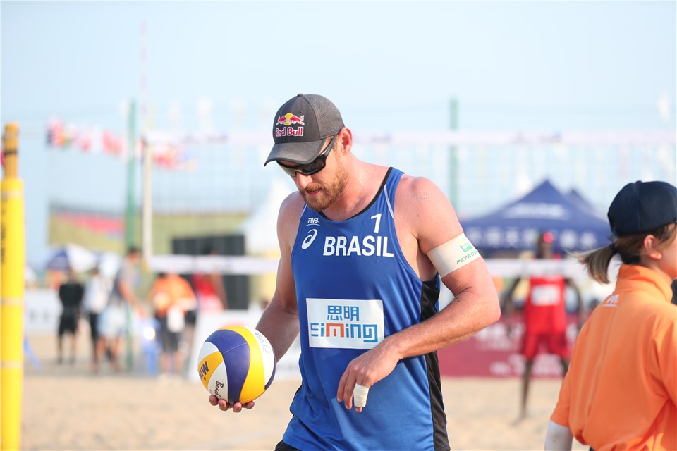 Alison em disputa em Xiamen. Crédito: FIVB/Divulgação