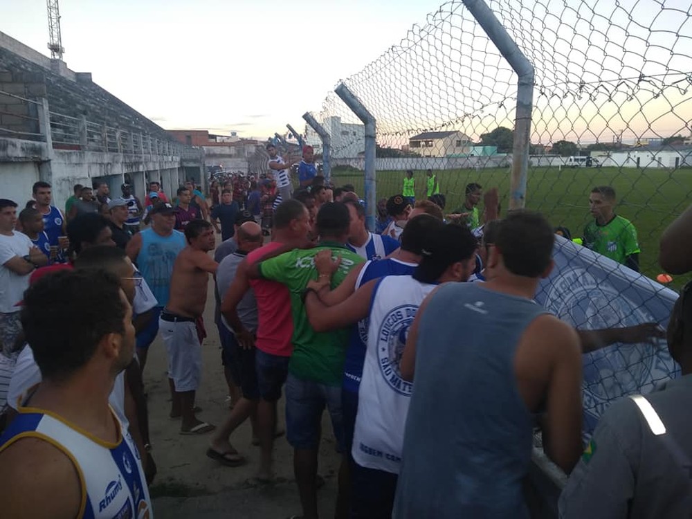Confusão entre torcedores e o técnico do São Mateus após a derrota para o Sport-ES. Crédito: Sorriso/Sama Esportes