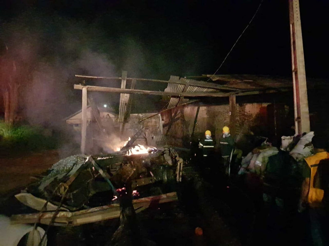 Incêndio destruiu máquina de pilar café e caminhão . Crédito: DIÓRGENES RIBEIRO