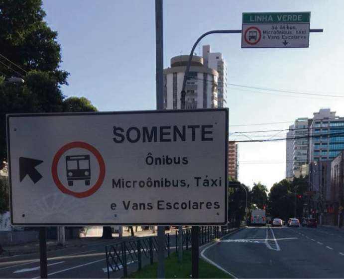 Placas indicam que veículos que podem passar em faixa. Crédito: Eduardo Dias