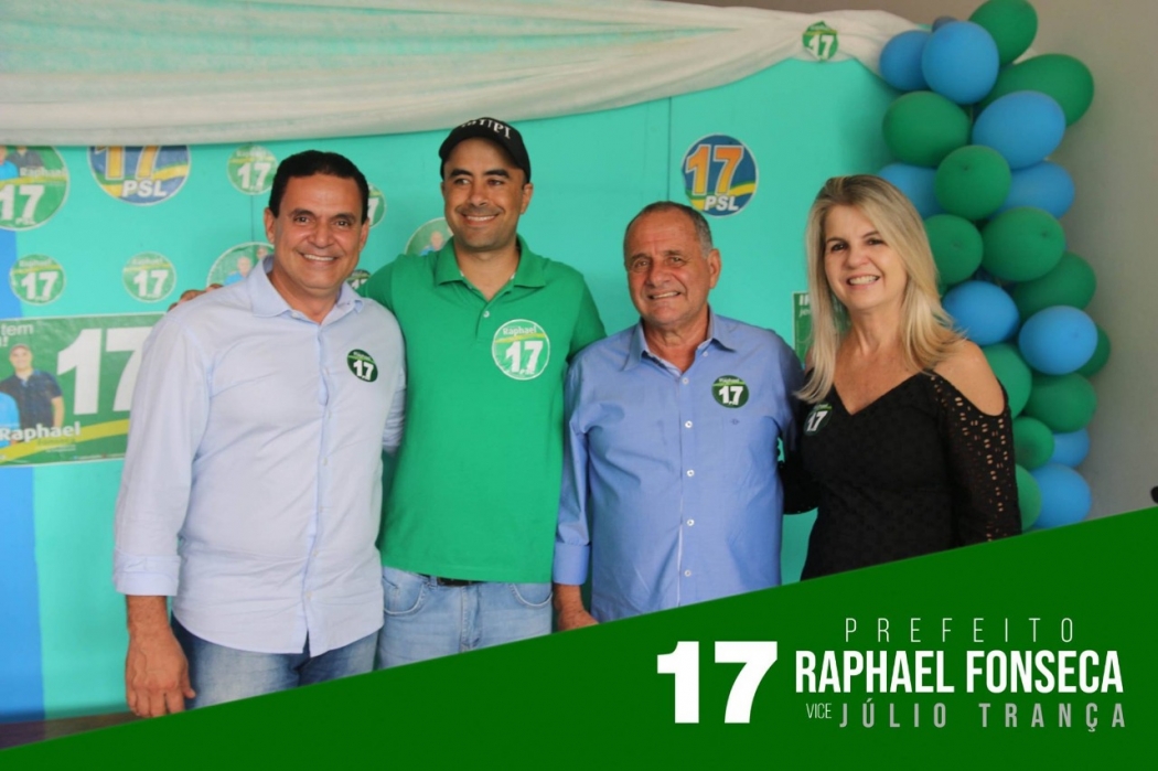 Candidato a prefeito de Irupi, Raphael Fonseca (PSL), de verde, recebeu o apoio de Carlos Manato, Soraya Manato e Torino Marques . Crédito: Reprodução/Facebook