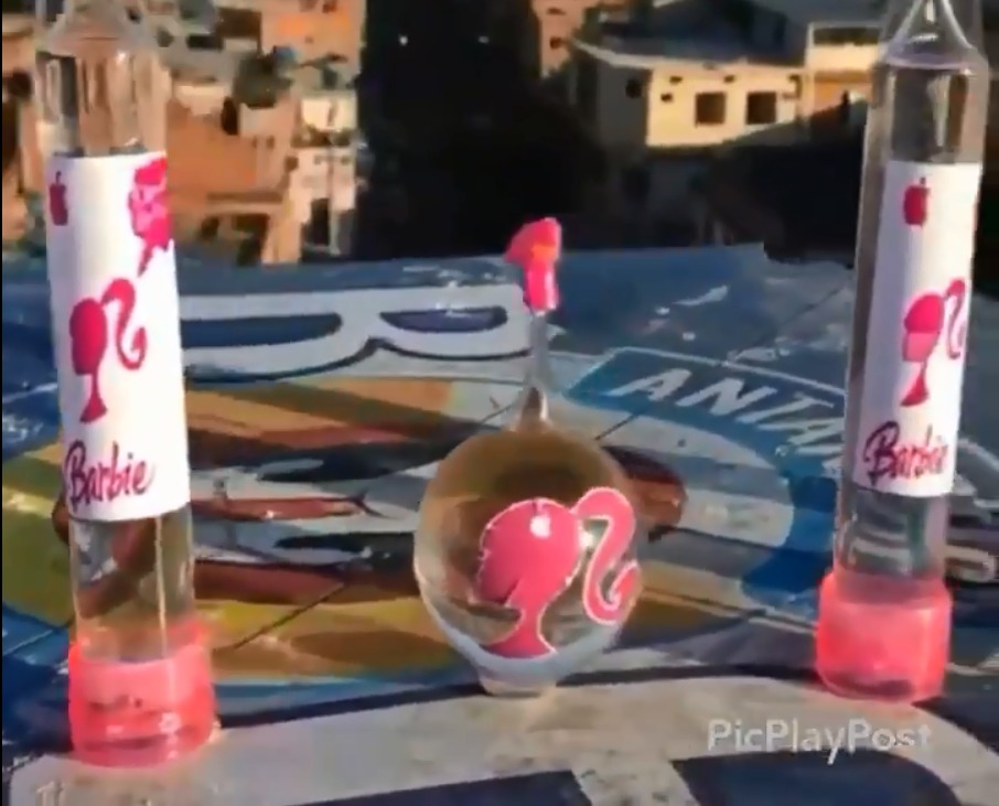 Lança-perfume com adesivos da boneca Barbie distribuído nos Bailes do Mandela. Crédito: Reprodução da internet