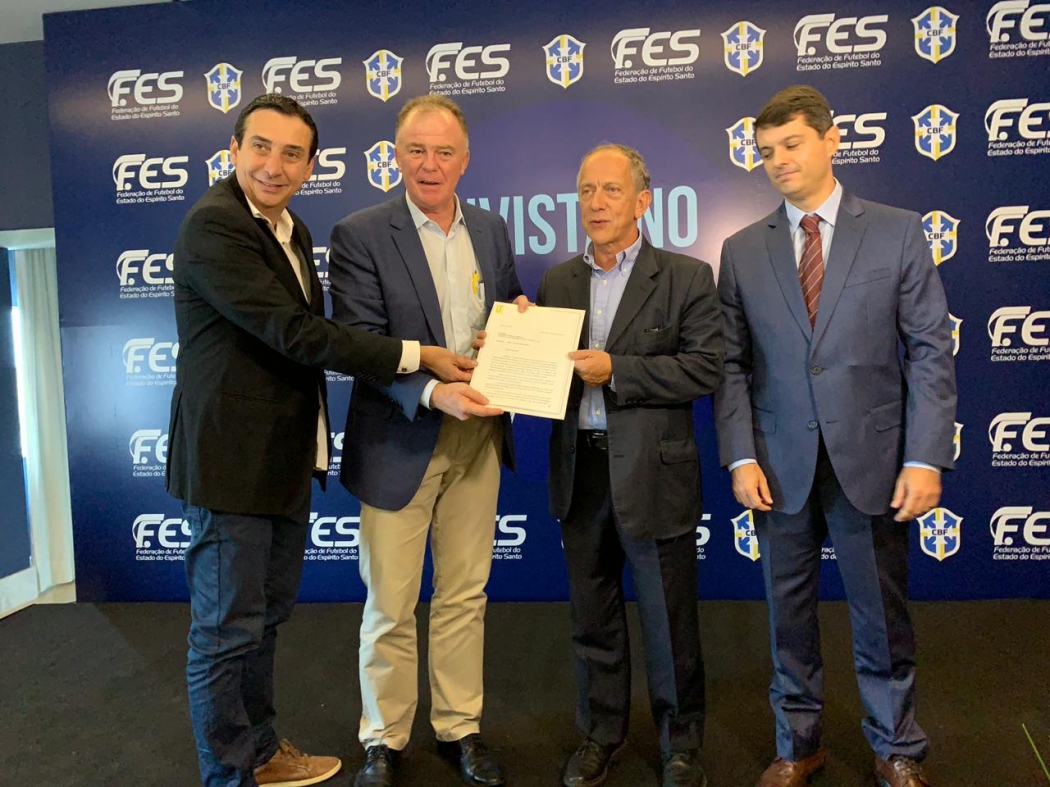 Casagrande entrega a Feldman documento em que registra o interesse do Estado em ser uma das sedes do Mundial Sub-17, em outubro próximo. Crédito: Divulgação