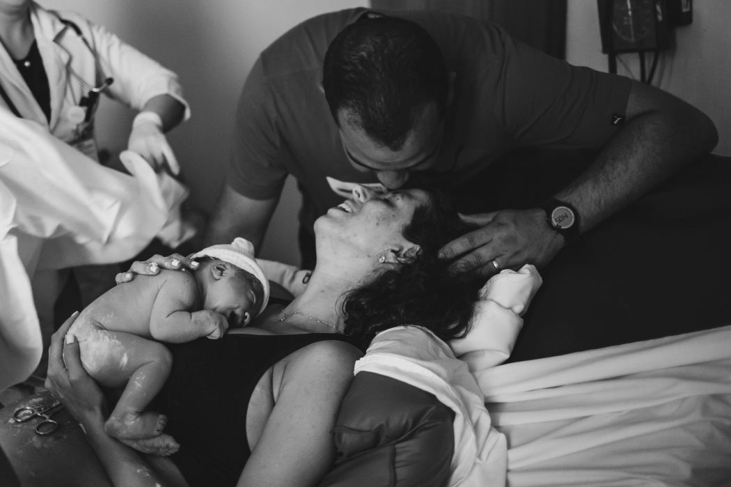 Laíza costuma captar momentos únicos, como neste clique durante o parto de Ludimila Gonçalves. Crédito: Laíza Stange