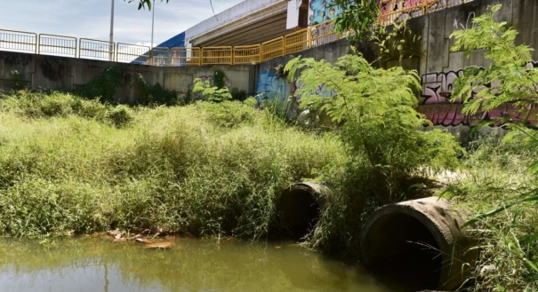  Esgoto de Jardim Camburi deságua em canal que segue para o mar de Camburi, em Vitória 