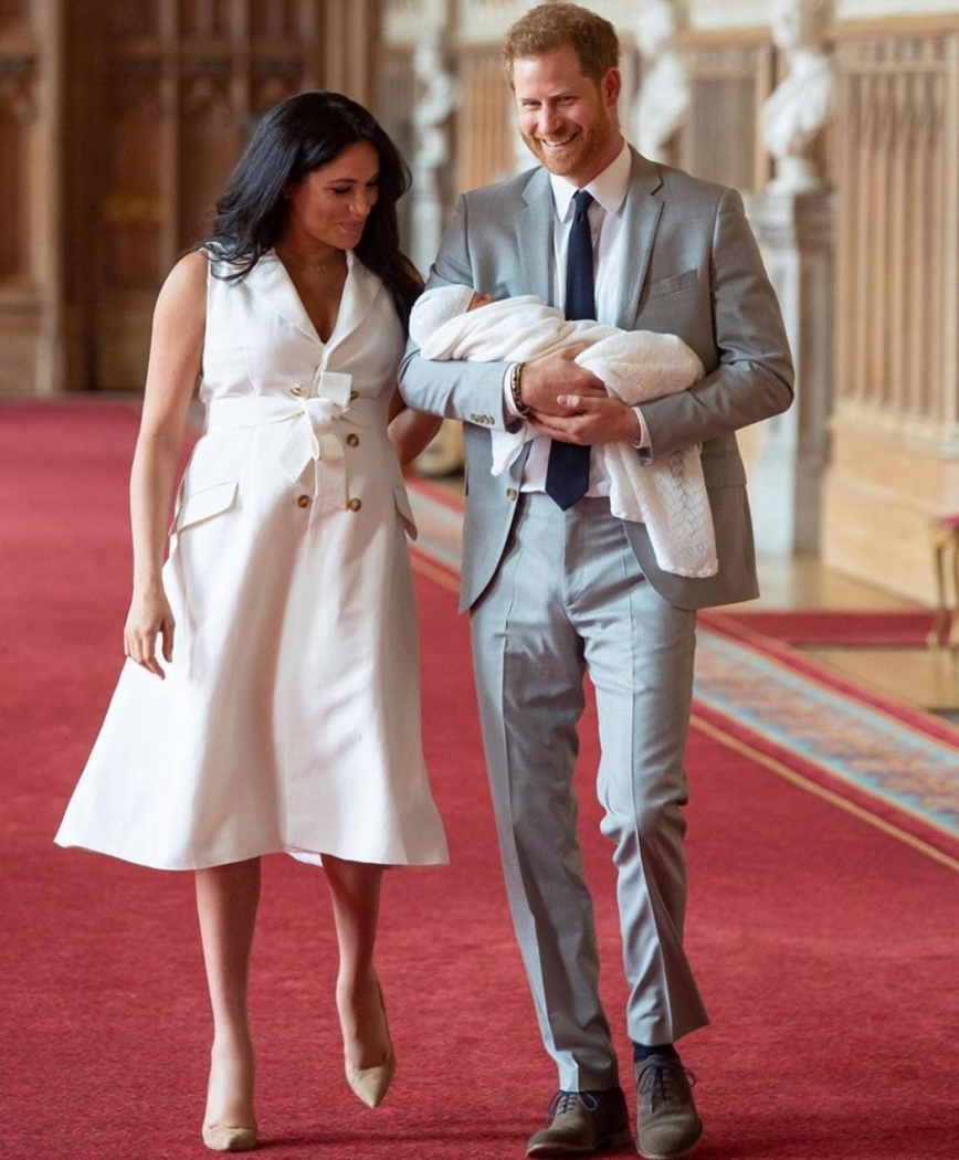Meghan Markle e o príncipe Harry durante apresentação de seu primeiro filho a imprensa . Crédito: Reprodução/ Instagram @menslaw