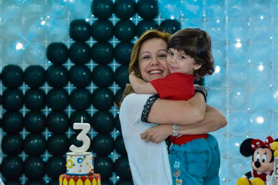 A jornalista Sandra Freitas com o filho Henrique, em 2015. Crédito: Divulgação/Arquivo pessoal