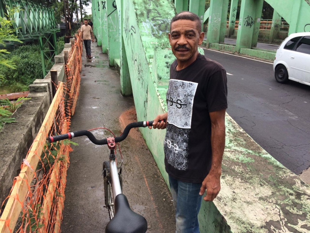 O aposentado João Paulo Bilucas diz que passa pelo viaduto diariamente e critica a situação do espaço. Ele espera que uma reforma geral seja feita na passam de pedestres e ciclistas. . Crédito: Eduardo Dias