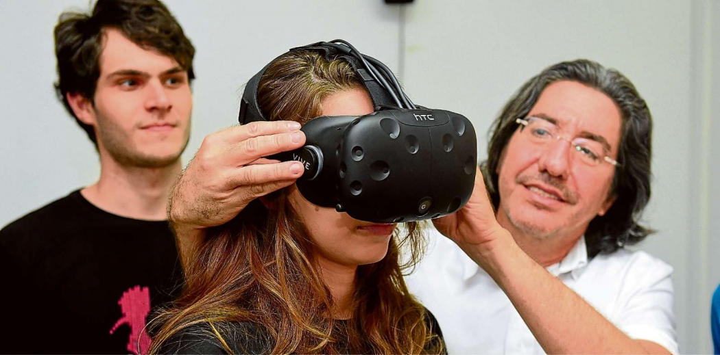 Óculos de realidade virtual poderiam ajudar a tirar o medo de falar em público, de altura e tratar ansiedade  . Crédito: Ricardo Medeiros